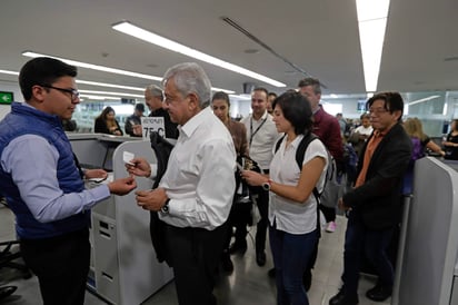 Detectores de explosivos y una revisión minuciosa en los filtros de seguridad fue cómo intensificó las revisiones el Aeropuerto de la Ciudad de México en el vuelo donde viajó el presidente Andrés Manuel López Obrador hacia Mérida, Yucatán. (ARCHIVO)