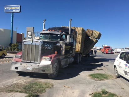 Trabajos. Se utilizaron dos grúas para retirar las pacas.