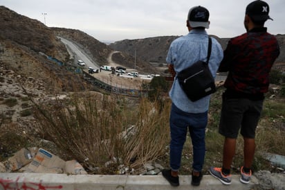 Se mantiene. Trump prometió específicamente en su campaña presidencial que México pagaría por el muro que propuso construir.