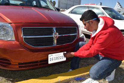 Identificadores. Los vehículos registrados deben portar los identificadores que se les entregan. (EL SIGLO DE TORREÓN)