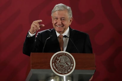 En el documento se desprende que, al mes, Andrés Manuel López Obrador, obtendrá 108 mil 656 pesos y todos sus secretarios de Estado obtendrán 108 mil 376 pesos; es decir, 280 pesos menos que el titular del Ejecutivo. (ARCHIVO)