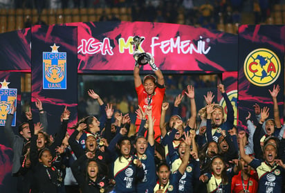 Jugadoras del América festejan con el trofreo durante el juego de vuelta en el Estadio Universitario. (JAM MEDIA) 