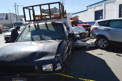 Daños materiales. Fueron cinco vehículos los involucrados en el percance vehicular. (EL SIGLO DE TORREÓN) 