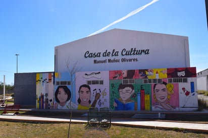 Nuevo. Las instalaciones de la Casa de la Cultura es relativamente nuevo, pero se dijo que el mobiliario es 'chatarra'.