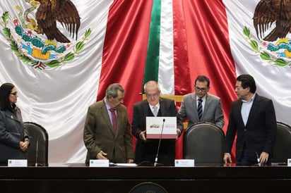 El titular de Hacienda, Carlos Urzúa, hizo entrega del Paquete Económico para 2019 en la Asamblea Legislativa de San Lázaro.