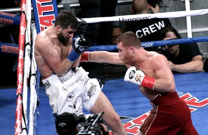 El 'Canelo' Álvarez derrotó al británico Rocky Fielding en el tercer round, ayer en el Madison Square Garden de Nueva York. (EFE) 