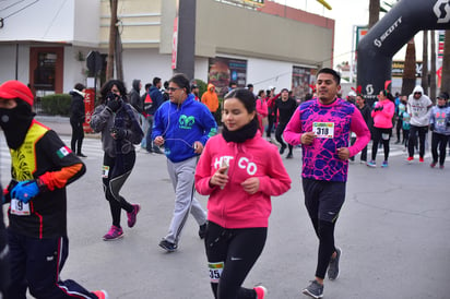 Acudieron los corredores abrigados ante la baja temperatura.