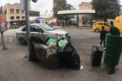 Y siguen. Todavía en pleno Centro Histórico, hay comerciantes que sacan su basura en las mañanas. (EL SIGLO DE TORREÓN)