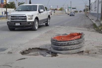 En la calzada Manuel Gómez Morín y avenida Pichincha, de la colonia La Hacienda, hay varios baches que ponen en riesgo a quienes circulan por ambas vialidades. (EDITH GONZÁLEZ)
