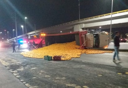 Para esquivar un auto, el conductor del tráiler giró el volante y se impactó contra el cordón, lo que provocó que terminara volcado. (EL SIGLO DE TORREÓN) 

