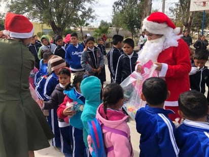 Campaña. Estudiantes de la UPD realizaron la entrega de juguetes y bolos, así como la presentación de un cuento navideño.