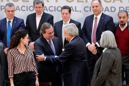 Acercamiento. El presidente Andrés Manuel López Obrador y el dirigente del Consejo Coordinador Empresarial, Juan Pablo Castañón, con quien tuvo diferencias en campaña, se saludan durante la presentación de la 'nueva política de salarios mínimos' en Palacio Nacional. A sus lados, las secretarias del Trabajo, Luisa Alcalde (i), y de Economía, Graciela Colín. (ARCHIVO)