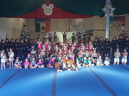 Las alumnas de Esgila CAR ofrecieron un festival en el que expusieron sus mejores movimientos de gimnasia, con vistosos vestuarios.