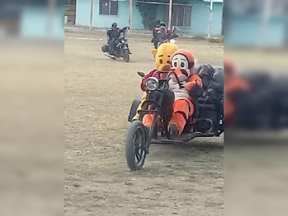 Los bikers sorprendieron a los niños del ejido El Tajito, al acudir disfrazados de botargas.