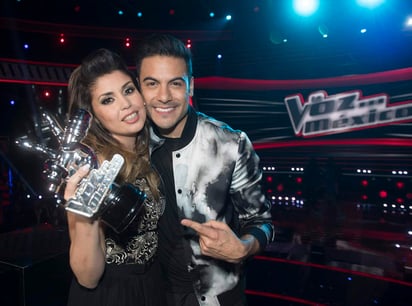 De fiesta. Cristina  Ramos y Carlos Rivera celebraron el triunfo que lograron en La Voz...México el pasado domingo. (CORTESÍA TELEVISA)
 