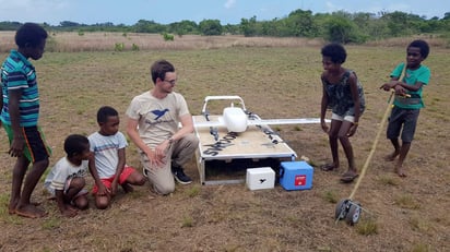 El dron, de la compañía australiana Swoop Aero, llevó un paquete de vacunas a una zona donde no hay lugares idóneos para preservar este tipo de medicamentos. (EFE)