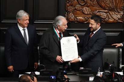 El presidente de la Mesa Directiva del Senado de la República, Martí Batres Guadarrama, impuso la Medalla Belisario Domínguez y entregó el diploma correspondiente al periodista Carlos Payán, fundador de los diarios Uno Más Uno y La Jornada. (NOTIMEX)