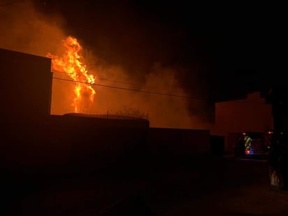 Los Bomberos procedieron a tratar de apagar las llamas, mismas que estaban consumiendo maleza y basura que había alcanzado una palma de más de 20 metros de alto. (ESPECIAL)