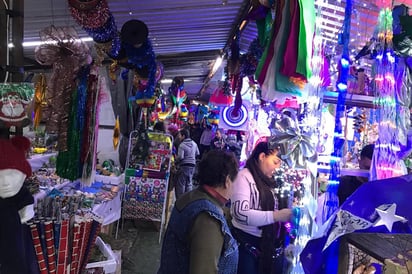 Ventas. Mejora la afluencia de clientes durante estos días en el mercadito navideño y se espera que repunte aún más. (EL SIGLO DE TORREÓN)