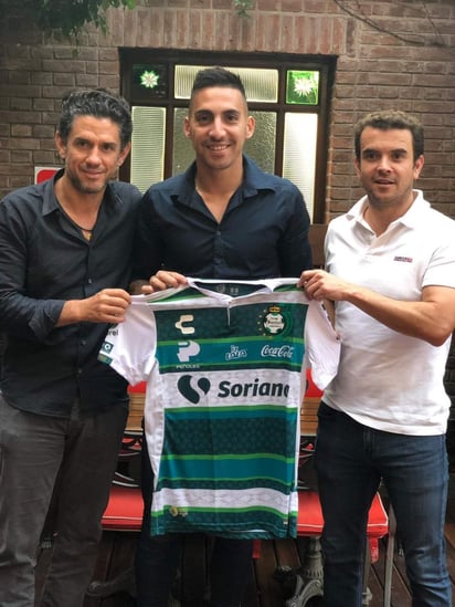 El presidente de Santos, Alejandro Irarragorri, presentó con esta foto a Javier Correa (c), posando junto al vicepresidente deportivo del club, José Riestra. (Especial)