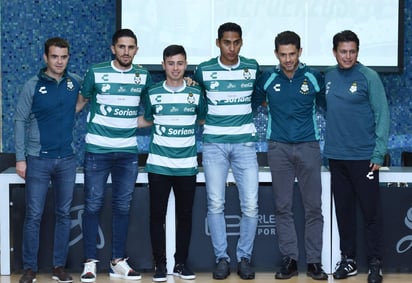 La directiva de los Guerreros, junto a el entrenador Salvador Reyes, presentaron de manera oficial a los nuevos refuerzos para el torneo Clausura 2019.  (JESÚS FRANCISCO GALINDO LÓPEZ/ EL SIGLO DE TORREÓN)