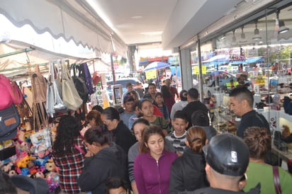 Gastos. Cientos de personas salen a las calles en busca del mejor regalo y de los ingredientes para la cena navideña. (ARCHIVO)