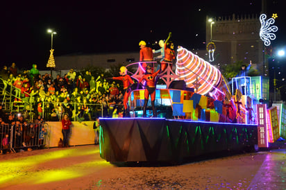 Felicidad. El desfile se llenó de color y felicidad de los asistentes. (FERNANDO COMPEÁN)