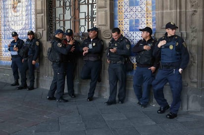 Al conmemorar el Día del Policía, la funcionaria felicitó a los oficiales capitalinos y a sus familias, pues dijo, 'se enfrentan a condiciones difíciles en la vida', además, solicitó su compromiso con la ciudadanía. (ARCHIVO)