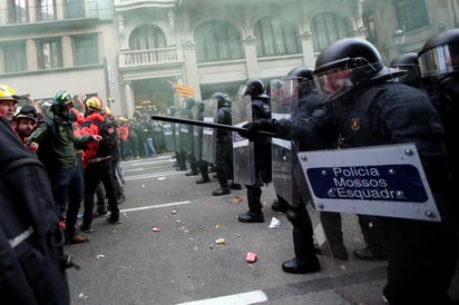 Choque. Mossos d'Esquadra se confrontaron con los simpatizantes independentistas, que protestan ayer en Barcelona.