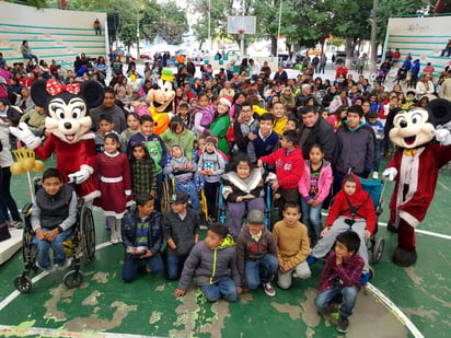 Posada. Niños con discapacidad de diferentes centros, disfrutan de celebración navideña y regalos que les otorgó el DIF Lerdo. (EL SIGLO DE TORREÓN)