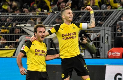 Marco Reus (d) y Mario Goetze celebran un gol. (ARCHIVO)