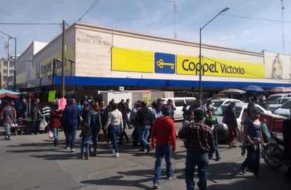 Repleto. Después de las doce del día, así se reportó ayer domingo la afluencia de consumidores en el centro de Gómez Palacio. (ANGÉLICA SANDOVAL)