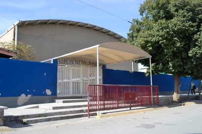 Vigilancia. Las corporaciones policíacas, padres de familia y vecinos se encargan de salvaguardar la seguridad de las escuelas. (EL SIGLO DE TORREÓN)