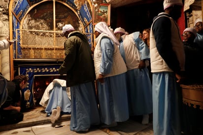 Fe. Los peregrinos hacían fila para pasar por la estrecha entrada de arenisca a la Basílica de la Natividad.