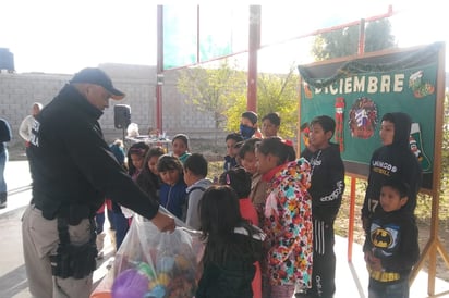 Alegría. Para darles un poco de alegría por la Navidad los agentes les organizaron una posada a los niños. (EL SIGLO DE TORREÓN)