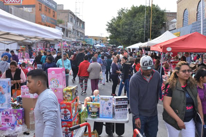 Abarrotado. Cientos de familias realizaron sus compras de último minuto 'invadiendo' calles y banquetas. (FERNANDO COMPEÁN)