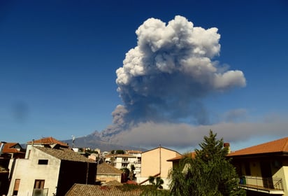 Etna. El volcán más alto de Europa entró en actividad la mañana del pasado lunes acompañado de 150 temblores.
