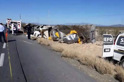 Tragedia. La unidad de carga salió del camino y se volcó sobre su costado derecho.