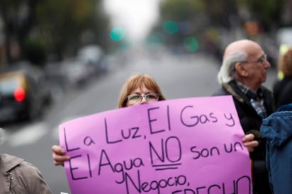 En los primeros tres años del gobierno del presidente de Argentina, Mauricio Macri, la tarifa de luz aumentó un mil 317 por ciento, y la de gas 660 por ciento, pero los incrementos al salario se quedaron muy por debajo de esos porcentajes. (ARCHIVO)