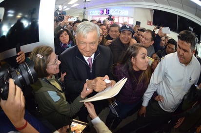 Como 'rockstar'. El presidente de México fue recibido con júbilo por parte de sus simpatizantes. (FERNANDO COMPEÁN)