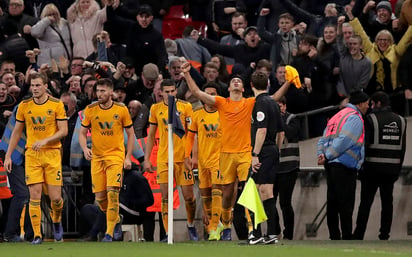 Una fantástica remontada en el tramo final propició el triunfo en Wembley del Wolverhampton. (AP)