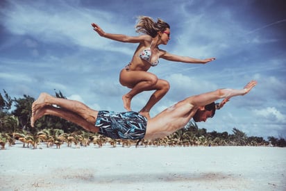 En su cuenta, la actriz subió una instantánea en bikini en la que aparece sobre la espalda de su amado. 'Volemos juntos. Hasta el fin del mundo. (ARCHIVO)