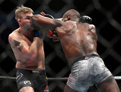 Jon Jones conecta codazo a Alexander Gustafsson.