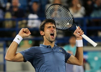 Novak Djokovic vino de atrás para derrotar 4-6, 7-5, 7-5 a Kevin Anderson en la final del torneo de exhibición de Abu Dabi.