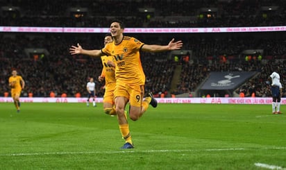 El mexicano Raúl Jiménez y su equipo, Wolverhampton. arruinaron el final de año del Tottenham. (Especial)