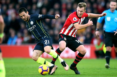 El jugador del Manchester City, David Silva (izquierda), y James Ward-Prowse, del Southampton, durante el partido de la Liga Premier inglesa.