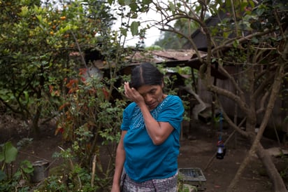 Doloroso. María Gómez, tía de Felipe Gómez Alonzo, llora al recordarlo cuando vivía en el pueblo de Yalambojoch. (AP)