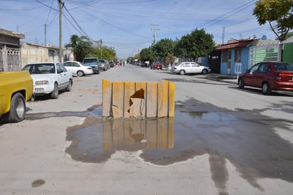 Lleva varios meses con humedad y sin la señalización adecuada para evitar algún accidente. (EL SIGLO DE TORREÓN)