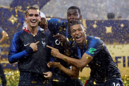 Antoine Griezmann, Paul Pogba, Kylian Mbappé posan tras el partido Francia-Croacia, final del Mundial de Futbol de Rusia 2018, en el Estadio Luzhnikí. (EFE)