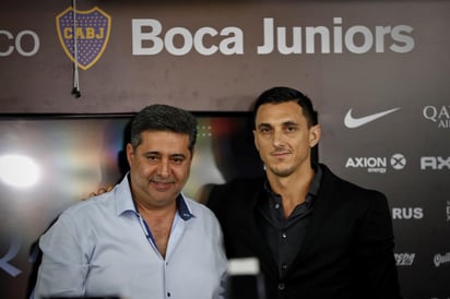 El presidente de Boca Juniors, Daniel Angelici (i), posa con el exjugador Nicolás Burdisso, durante su presentación como director deportivo.